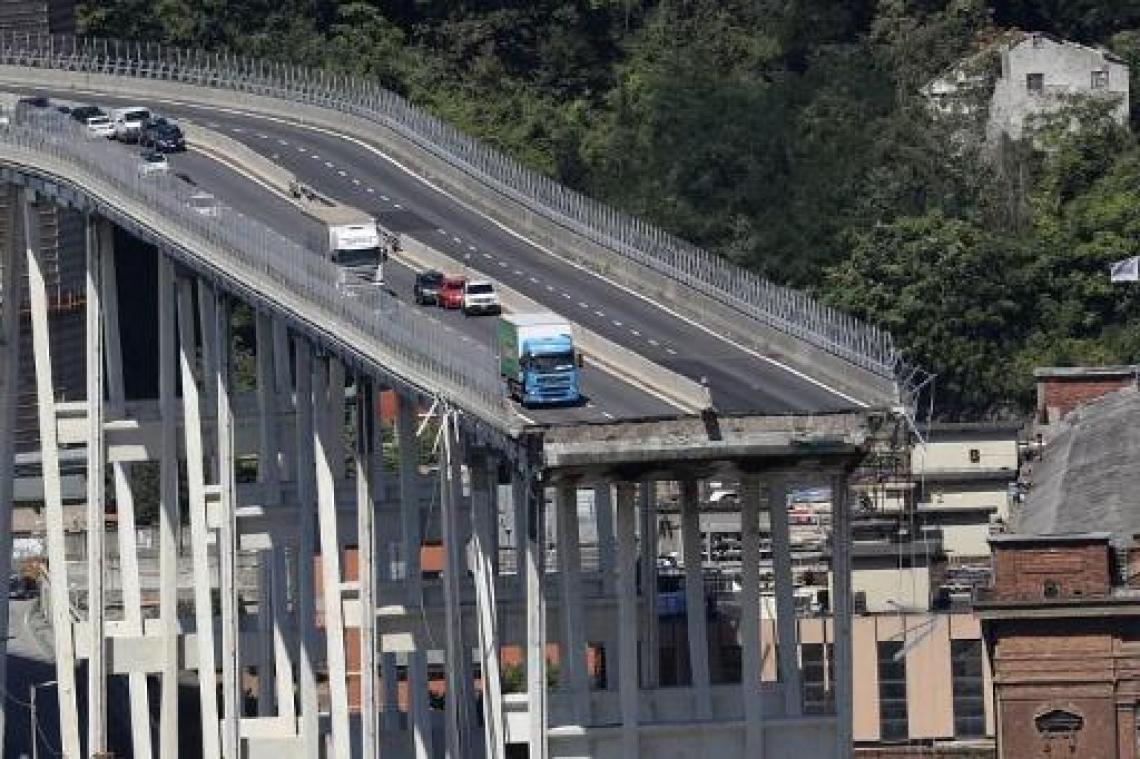 Voertuigen die nog op snelwegbrug in Genua stonden zijn weggehaald