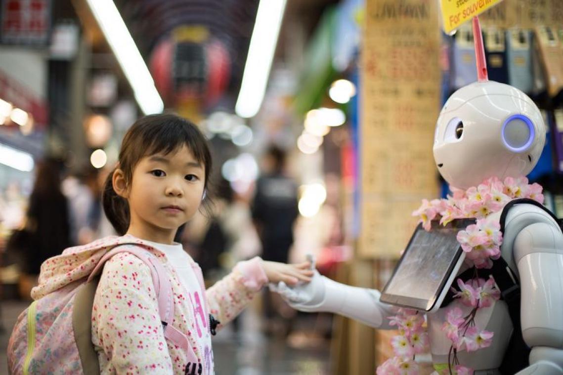 Kinderen laten zich gemakkelijker beïnvloeden door robots dan volwassenen