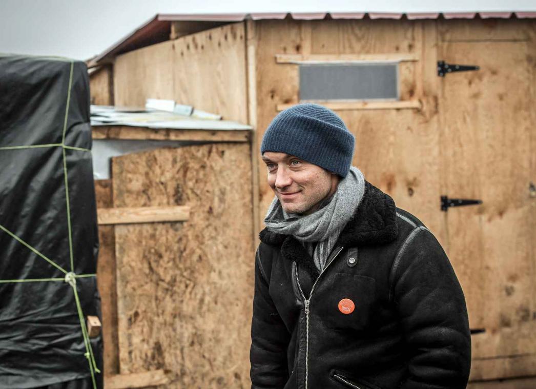 Jude Law brengt bezoekje aan vluchtelingenkamp in Calais
