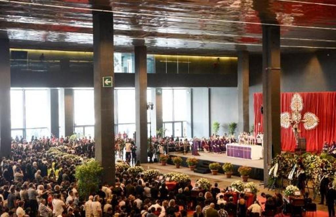 Slachtoffers van ingestorte snelwegbrug geëerd met lang applaus