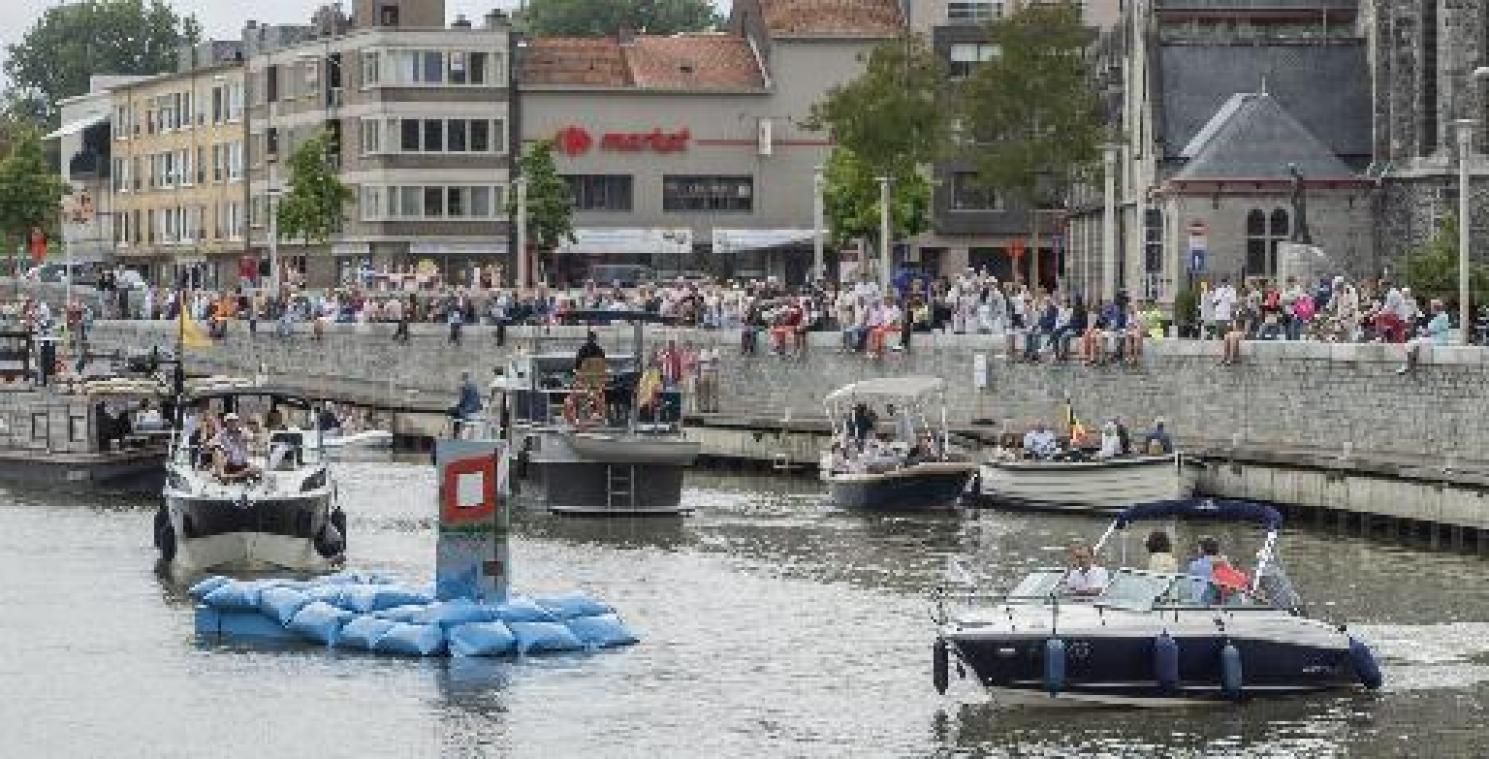 Vlot van Raveel vaart na 47 jaar opnieuw over de Leie