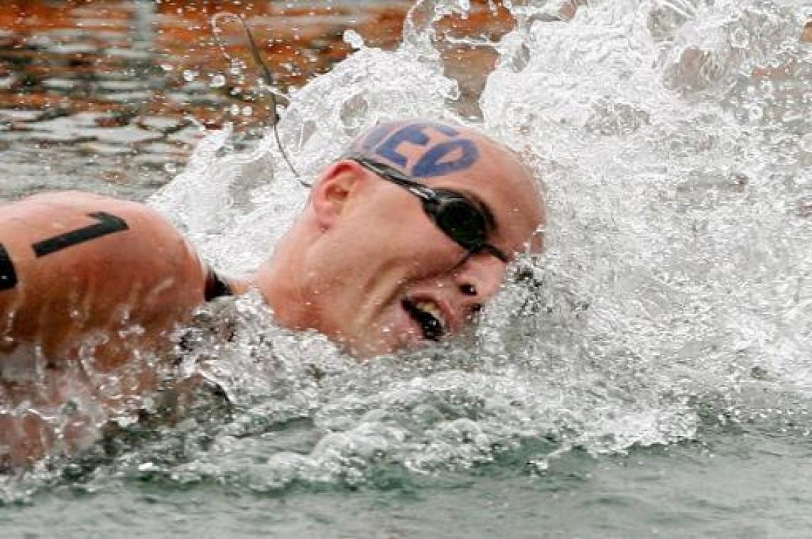Ex-olympisch kampioen Van der Weijden is halfweg Elfstedenzwemtocht