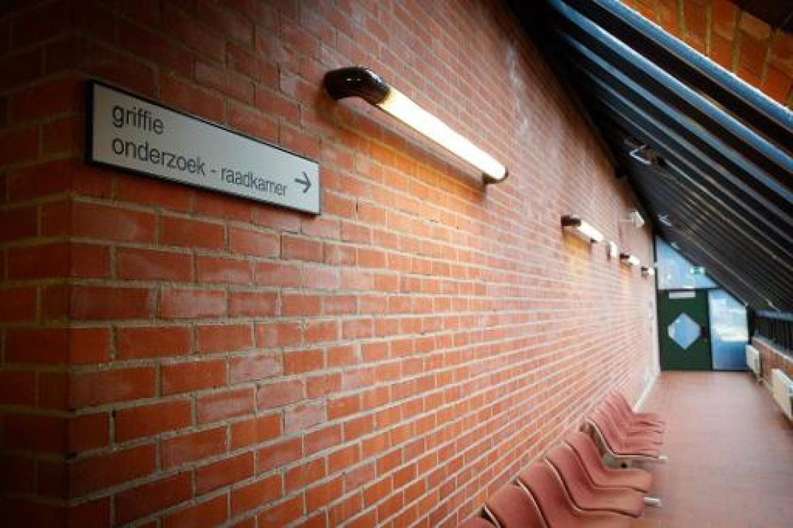 Bestuurder die transmigrant omverreed, blijft aangehouden