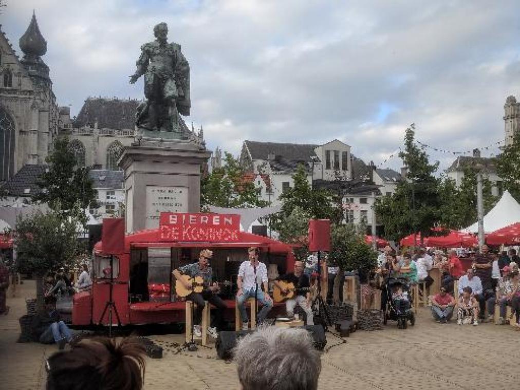 Zomerweer lokt 200.000 bezoekers naar Antwerps Bollekesfeest