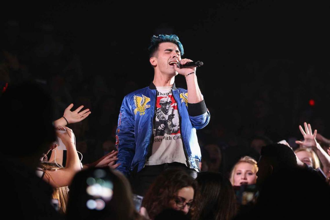 Joe Jonas maakt gebruik van mobiel toilet op eigen concert
