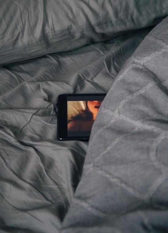 Vrouw ontdekt dat haar toekomstige man porno kijkt en blaast haar huwelijk af