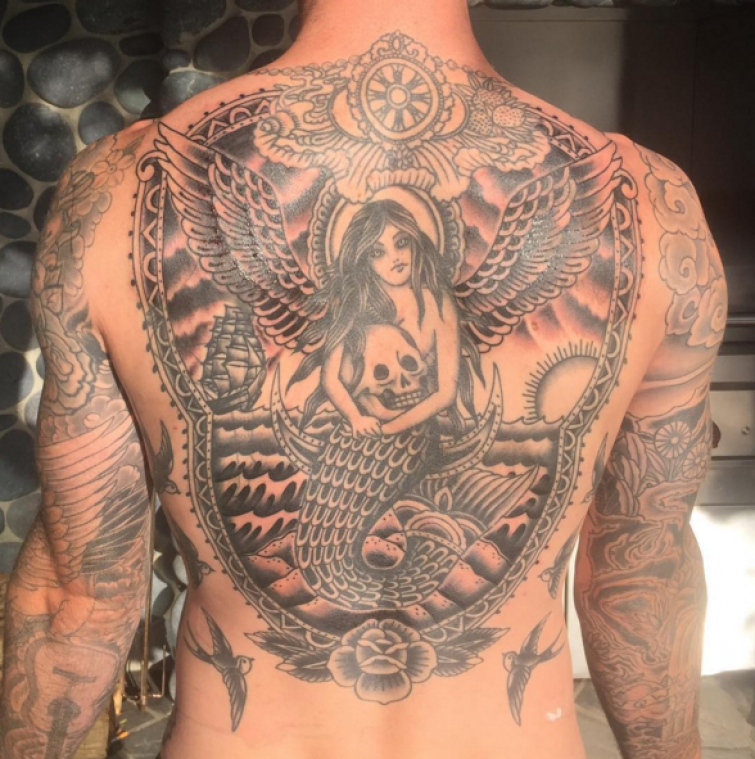 Adam Levine showt gigantische tattoo