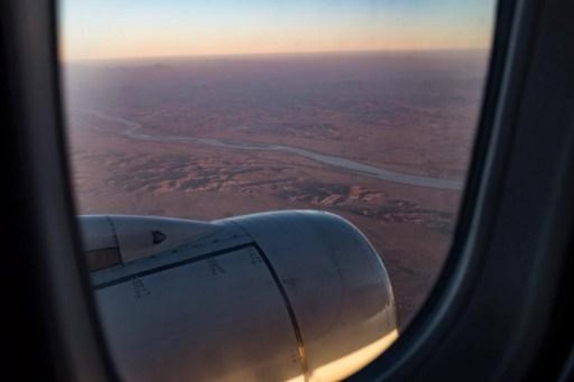 Russisch passagiersvliegtuig maakt noodlanding met brandende motor