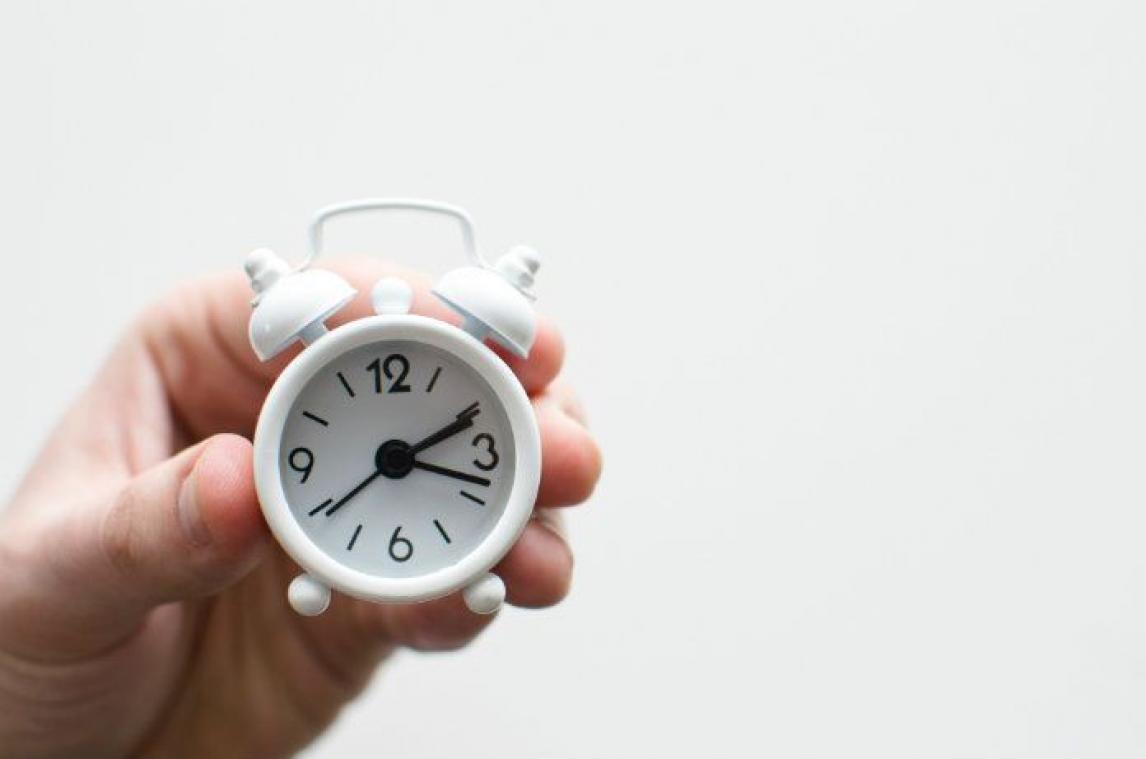 Dit gebeurt er als je voor de wekker wakker wordt