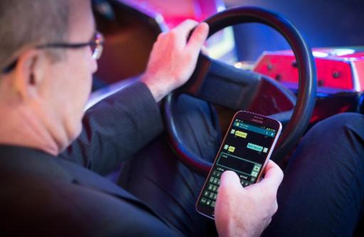 Vias vraagt zwaardere boetes voor gsm'ende truckers en buschauffeurs
