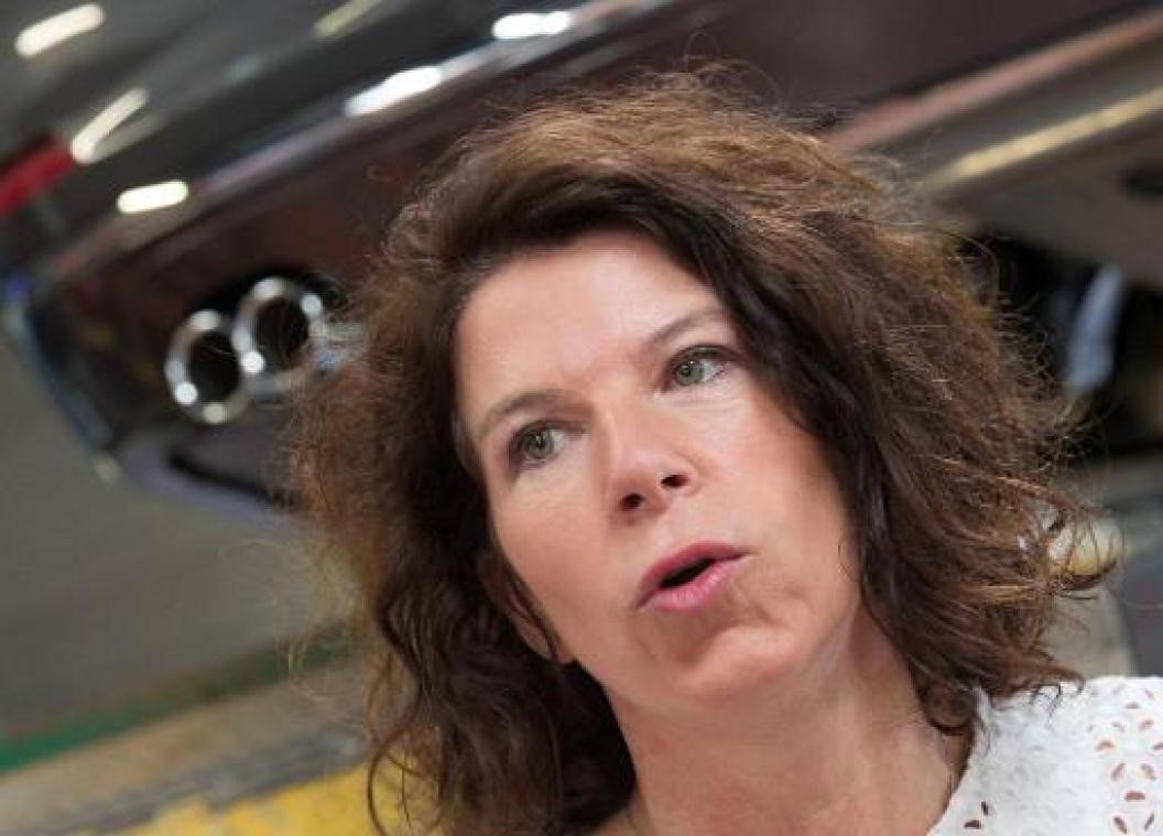 Staatssecretaris Debaets vraagt technologie die smartphone achter stuur onmogelijk maakt