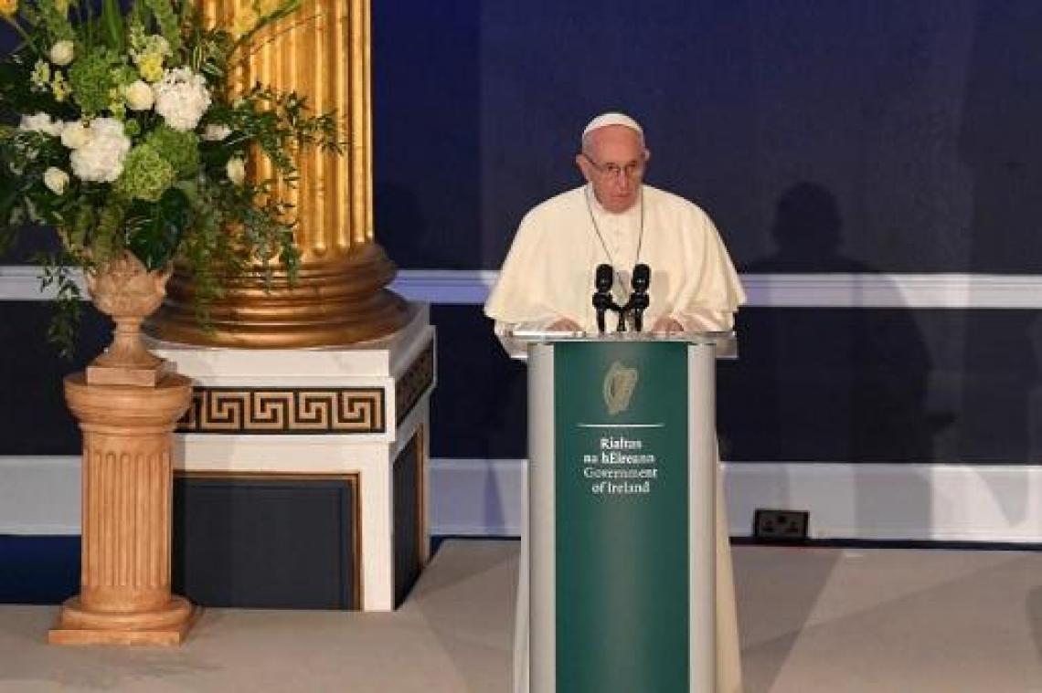 Paus Franciscus spreekt "schaamte" uit over "falen" van kerkleiding aangaande misbruik