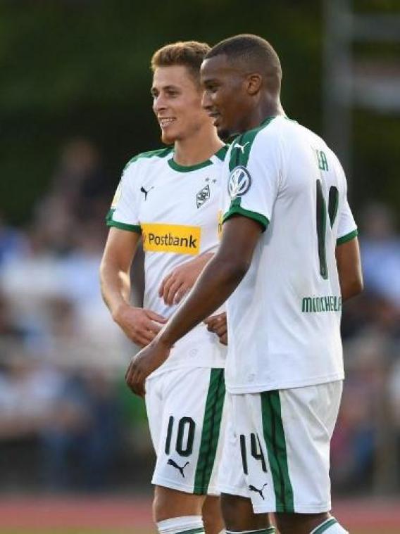 Belgen in het buitenland - Mönchengladbach pakt zege ondanks penaltymisser van Hazard