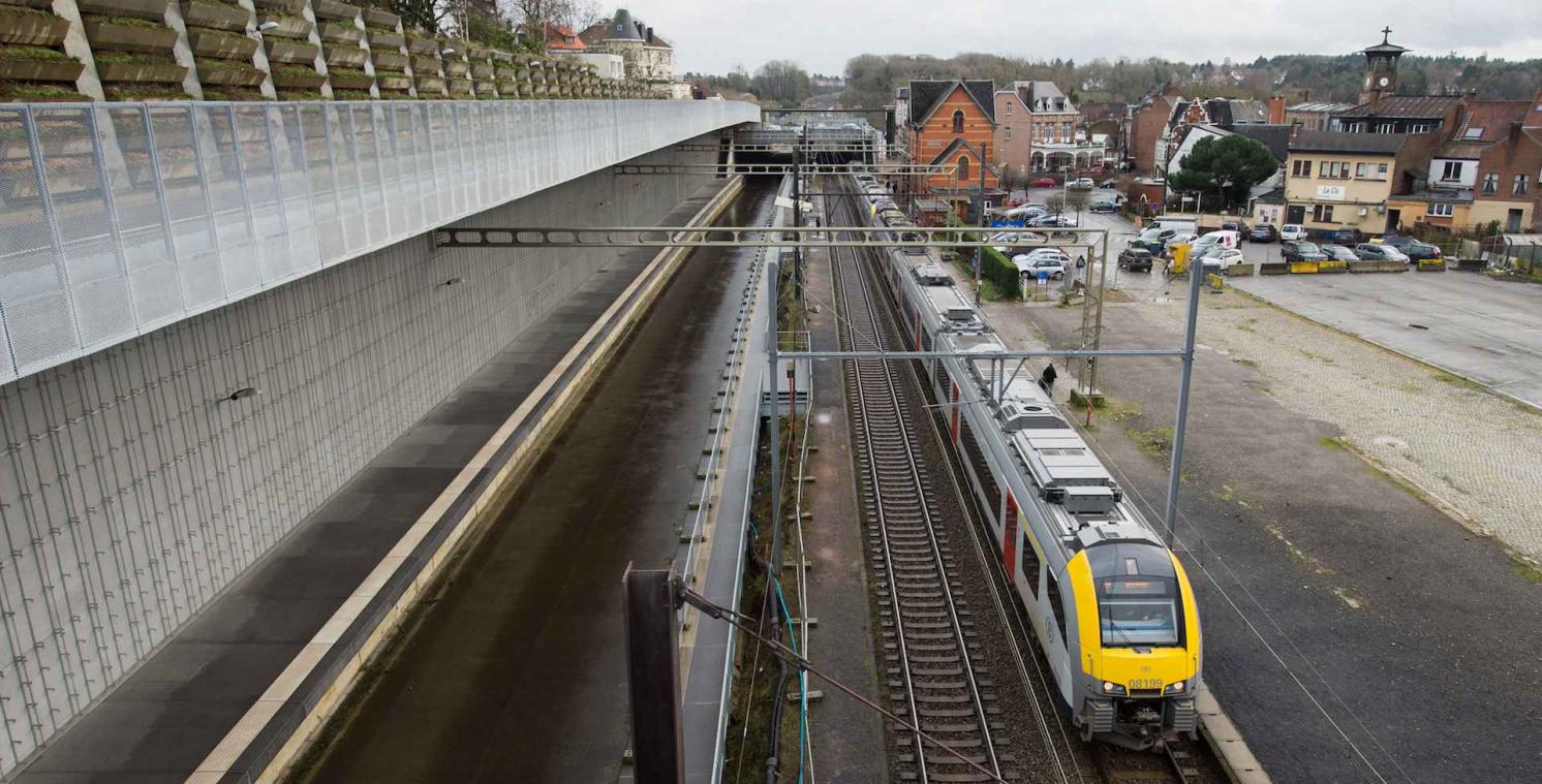 Trein in Ruisbroek vermoedelijk vier keer geraakt door luchtdrukwapen