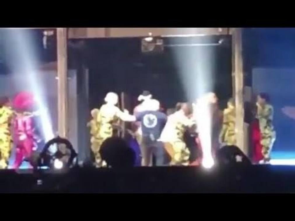 VIDEO. Optreden van Jay-Z en Beyoncé wordt stilgelegd door opdringerige fan