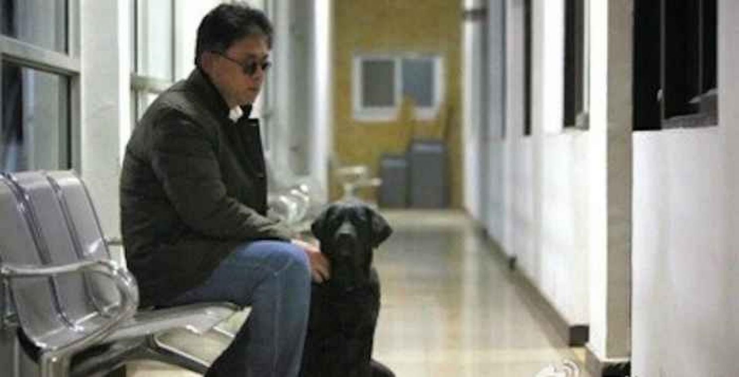 Blinde man krijgt zijn ontvoerde hond terug met excuses van de daders