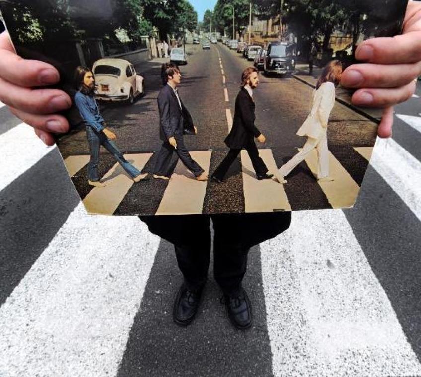Vluchtelingenwerk Vlaanderen bootst iconische Abbey Road-foto van The Beatles na