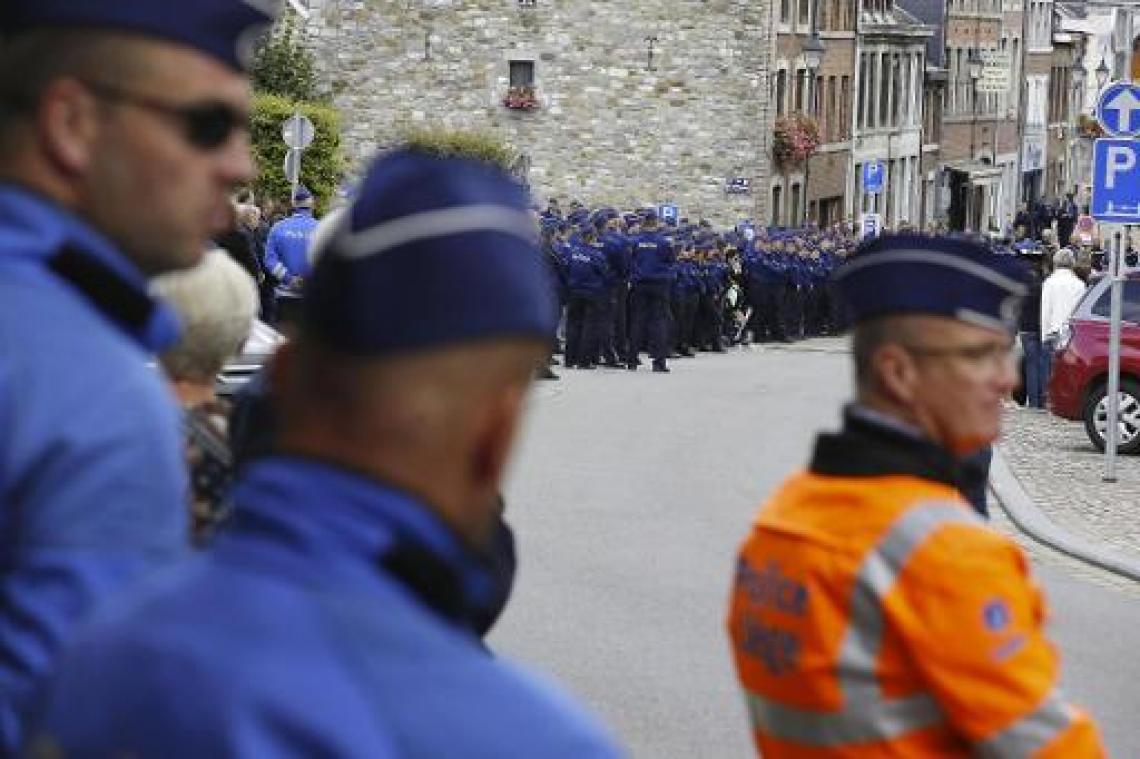 Honderden agenten uit hele land brengen hulde aan doodgeschoten politie-inspecteur