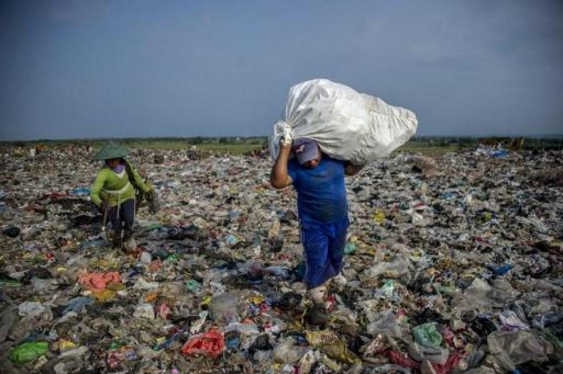 Paus Franciscus wil plastic uit de oceaan