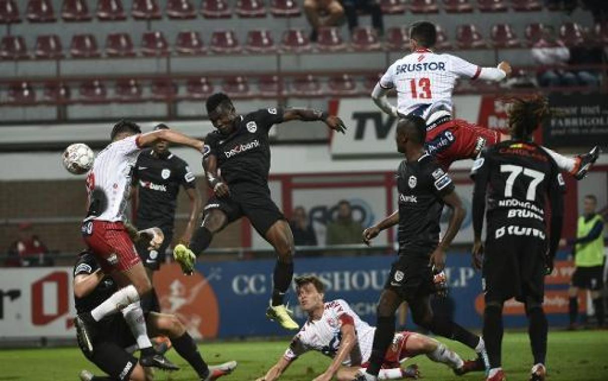 Jupiler Pro League - Bruzzese en Mboyo houden Genk in bedwang in Guldensporenstadion