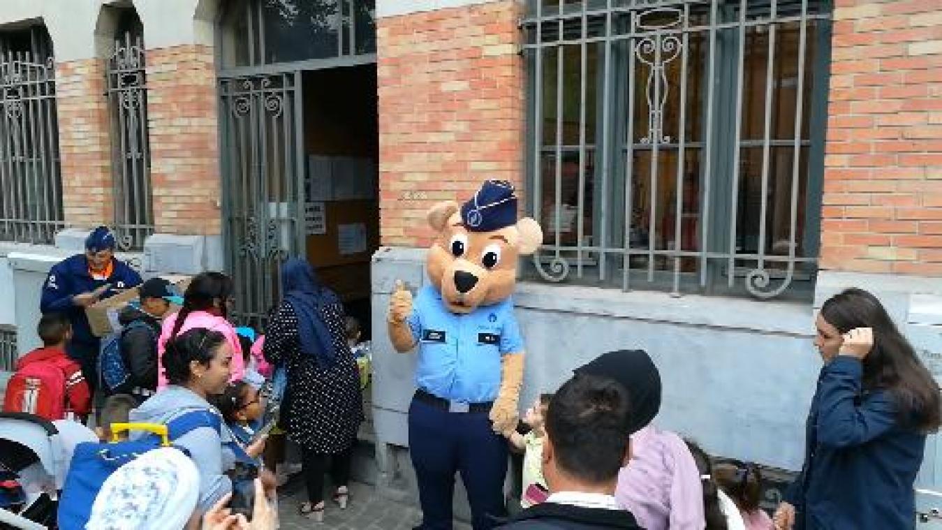 Politie Brussel Noord leidt terugkeer naar school in goede banen