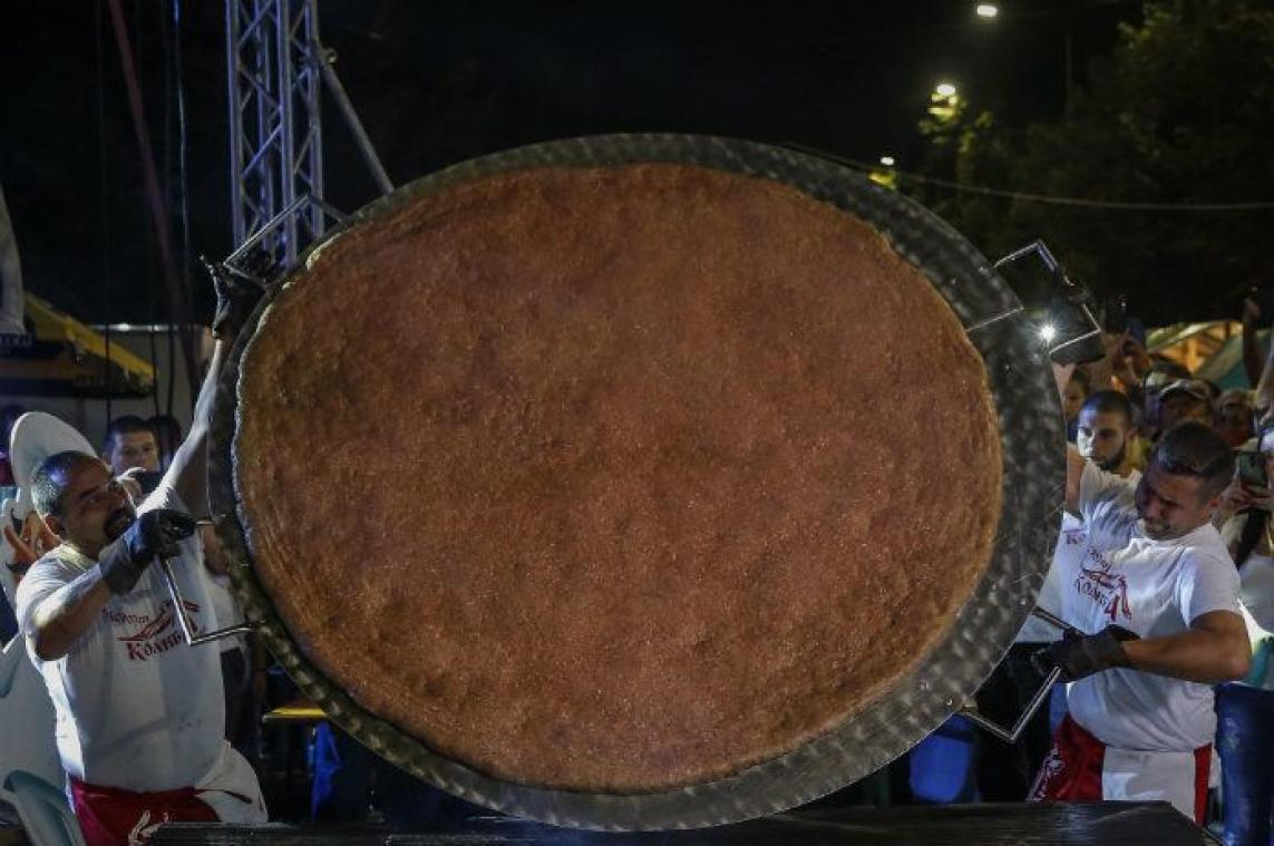 Serviërs bakken burger van 66 kilogram