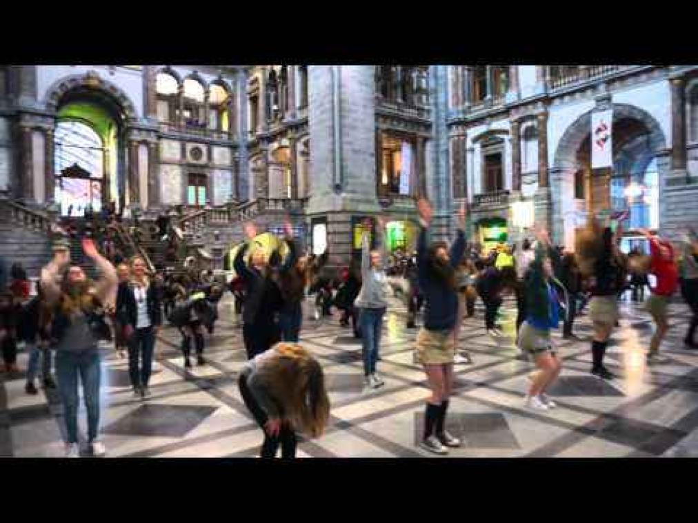 Swingende flashmob verrast pendelaars