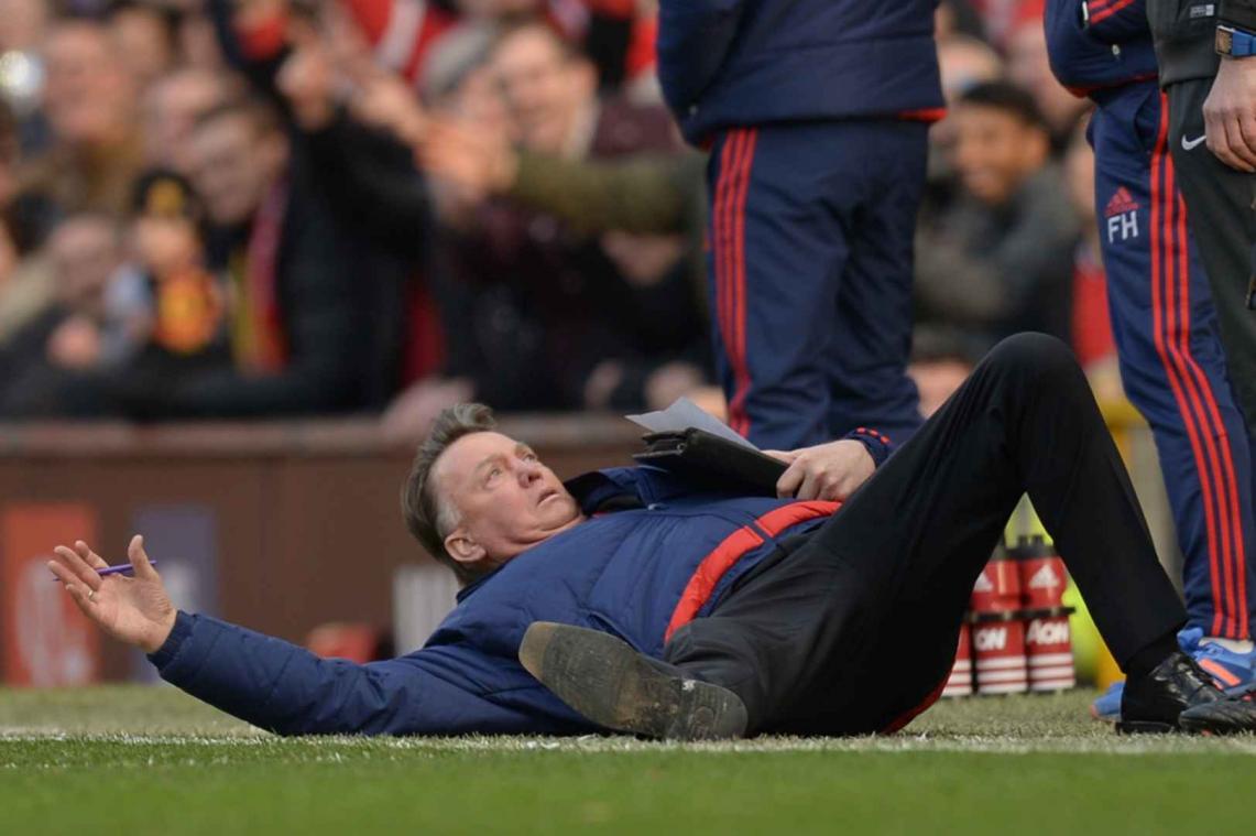Hilarische Van Gaal laat zich vallen midden in gesprek