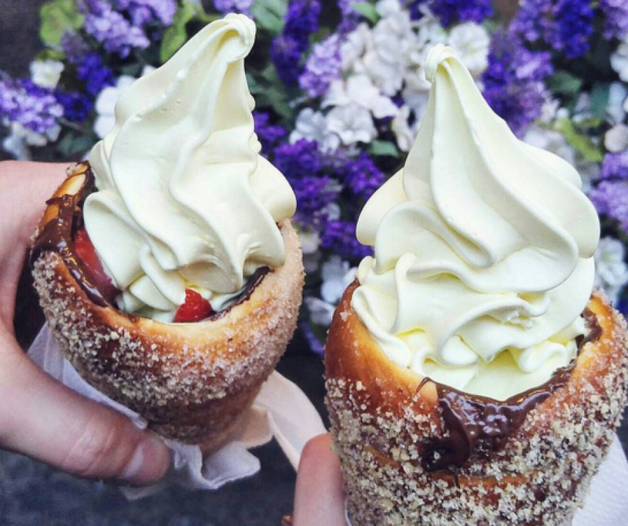 Nieuwste foodporntrend: ijsje in hoorntje van donutdeeg