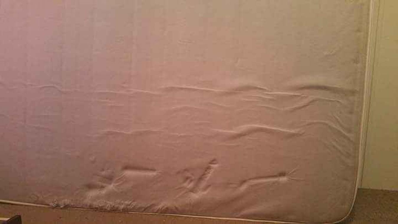 Kan jij raden wat er onder deze matras lag?