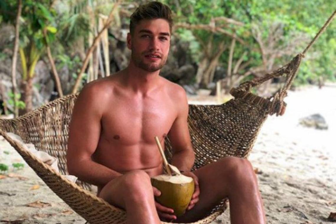 Temptation' Joshua toont voor het eerst zijn adamskostuum