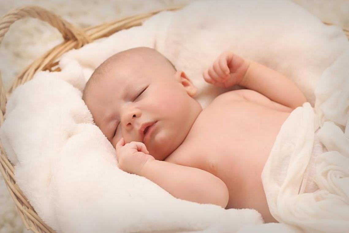 Dit is de reden waarom baby's met hun handen omhoog slapen