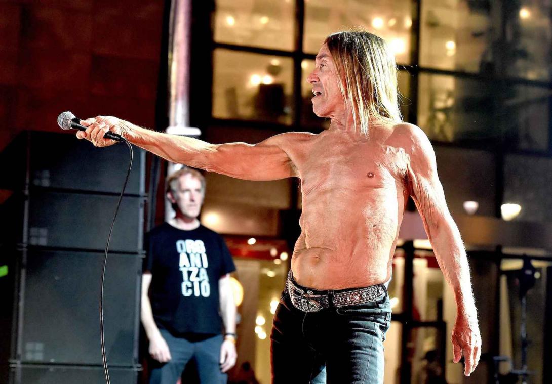 Naakte Iggy Pop gaat de wereld rond