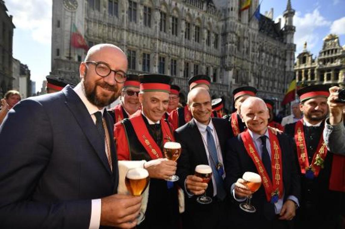 Premier en Carlos Brito tot ridder geslagen bij Ridderschap van de Roerstok der Brouwers