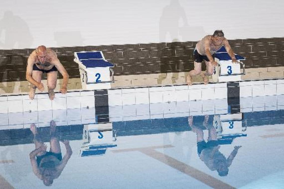 Louis Tobback opent nieuw zwembad in Wilsele-Putkapel met frisse duik