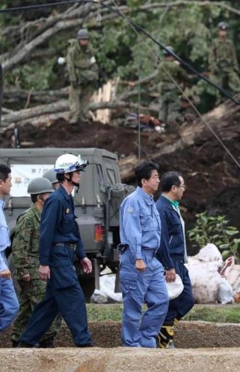 Japanse premier brengt bezoek aan regio getroffen door aardbeving