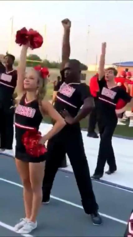 Mannelijke cheerleader wordt internethit