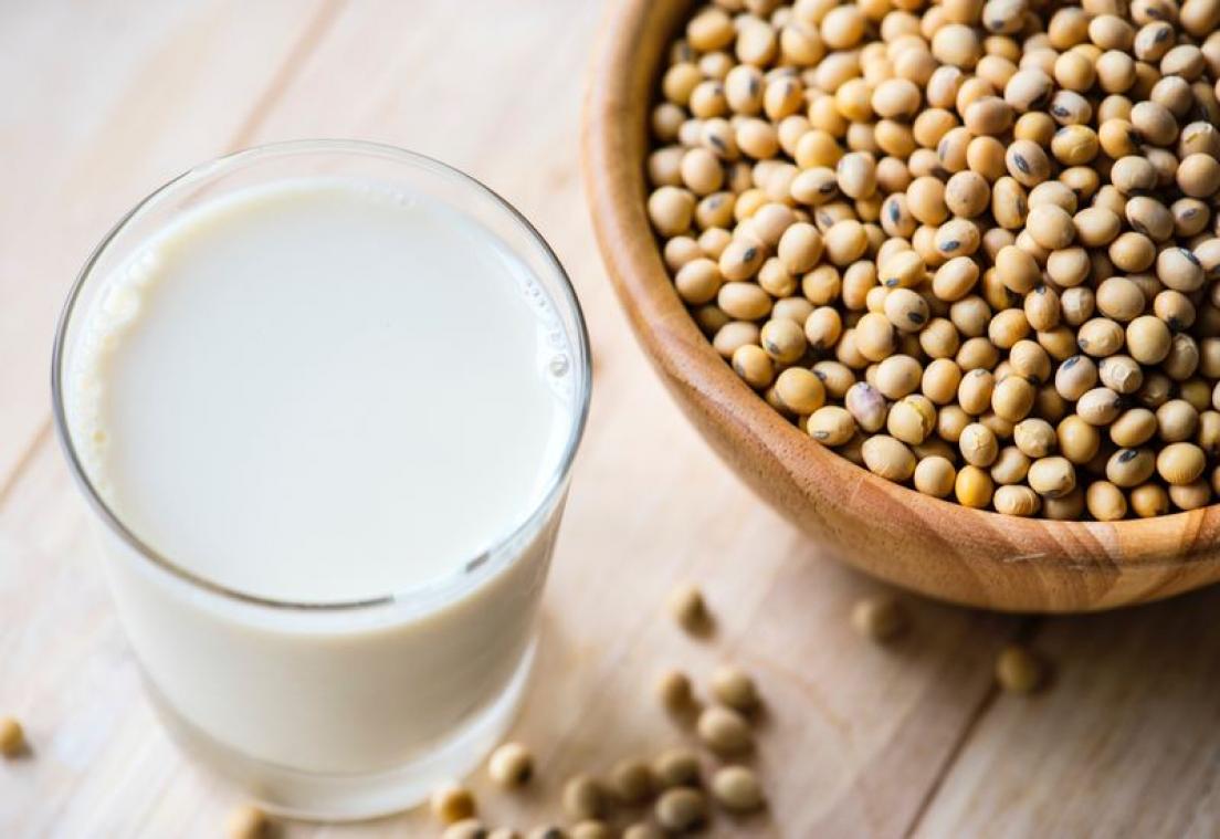 Val je van een glas melk sneller in slaap?
