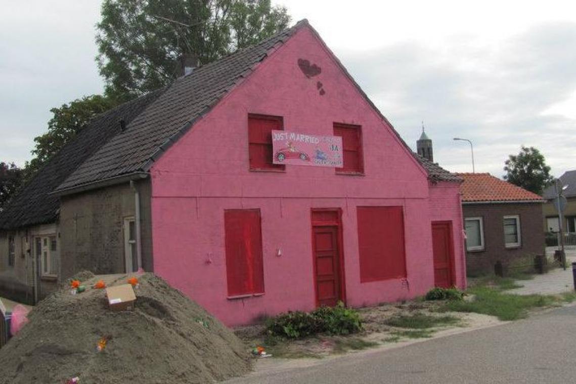Pasgetrouwd koppel komt thuis in knalroze huis