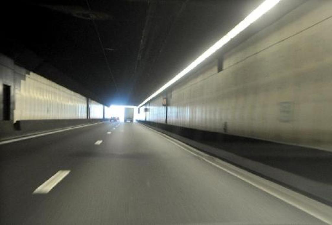 Vierarmentunnel afgesloten in beide richtingen