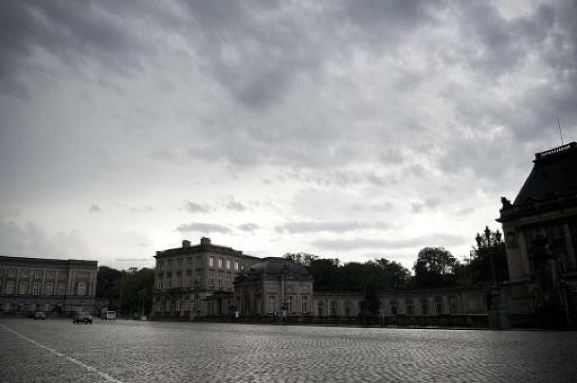 Zwaarbewolkt en kans op lichte regen