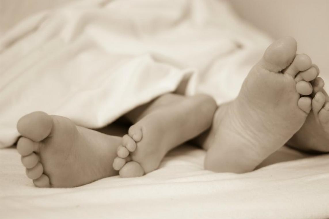 Minnaar zit 14 uur verstopt onder bed