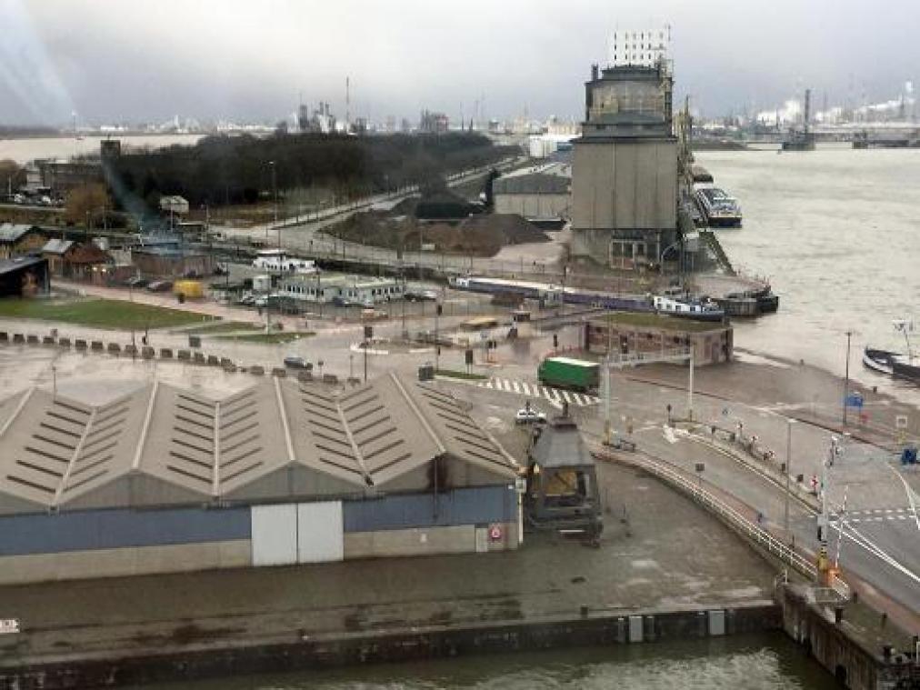 Gemiddeld vier uur vertraging voor schepen van en naar Antwerpen