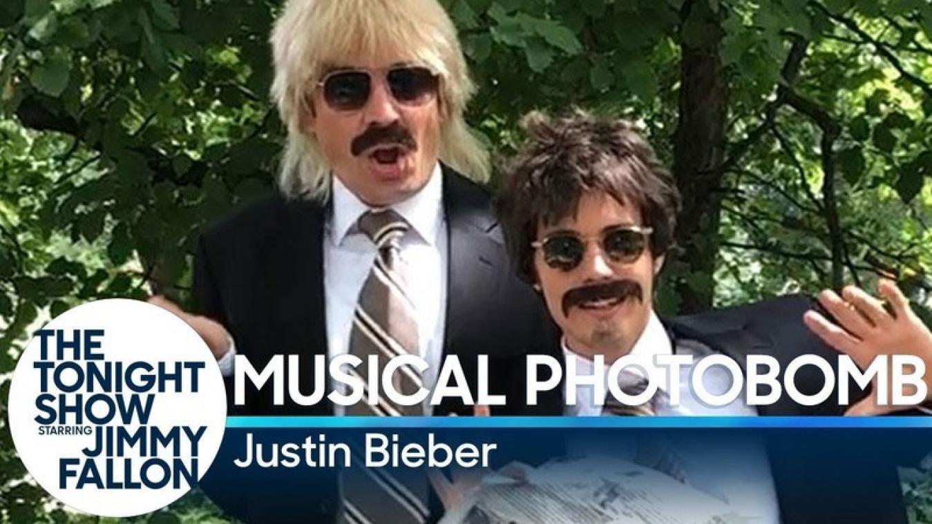 Justin Bieber en Jimmy Fallon verrassen wandelaars met muzikale photobomb