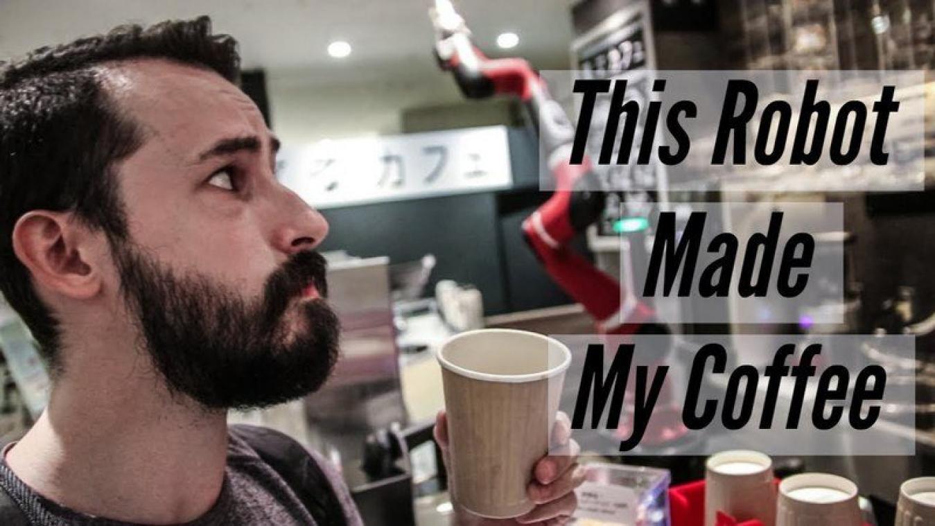 Robot serveert koffie in Japan
