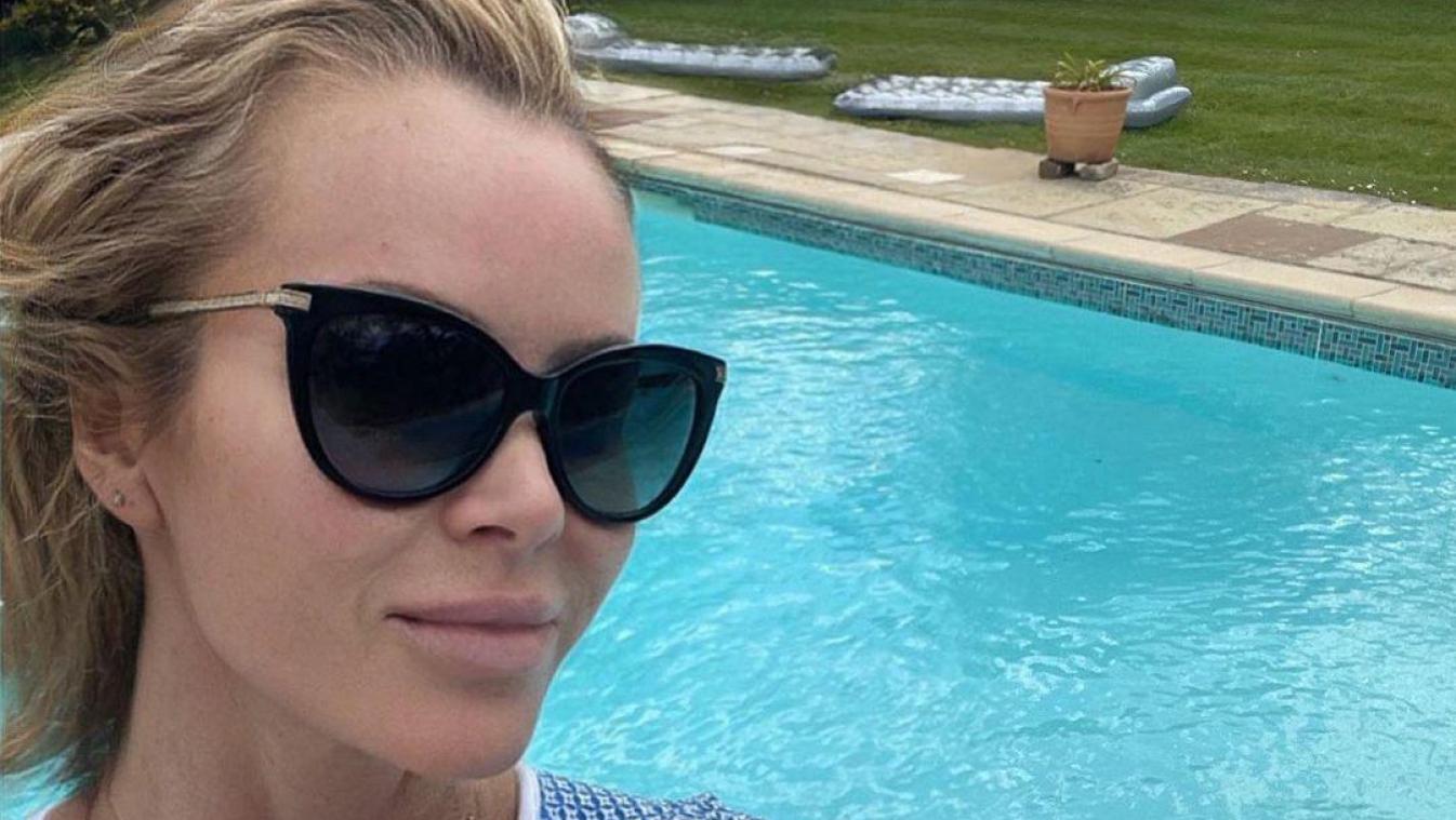 'BGT'-jurylid Amanda Holden poseert in gewaagde shoot: “Je borst floept er bijna uit” (foto)
