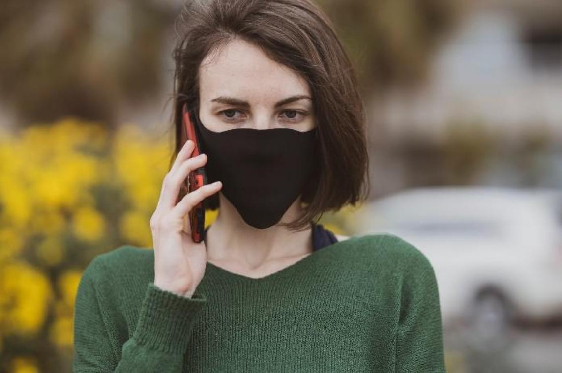 LIFEHACK. Door dit handige trucje zit je make-up perfect onder je mondmasker