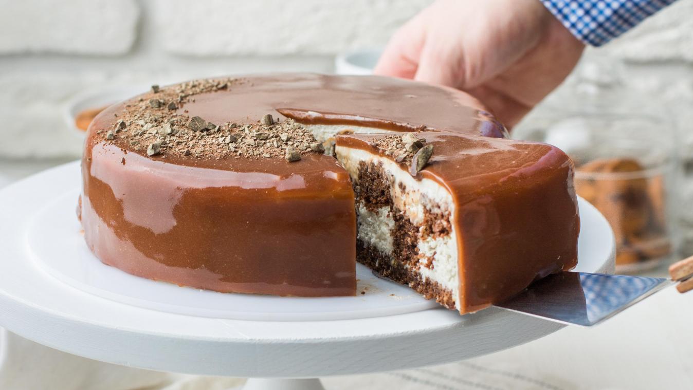 Deze TikTokhype leert je coronaproof cake eten (video)
