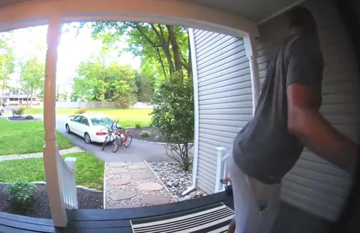 Man doet stiekem iets HEEL gênants, maar de camera van de voordeur betrapt hem (video)