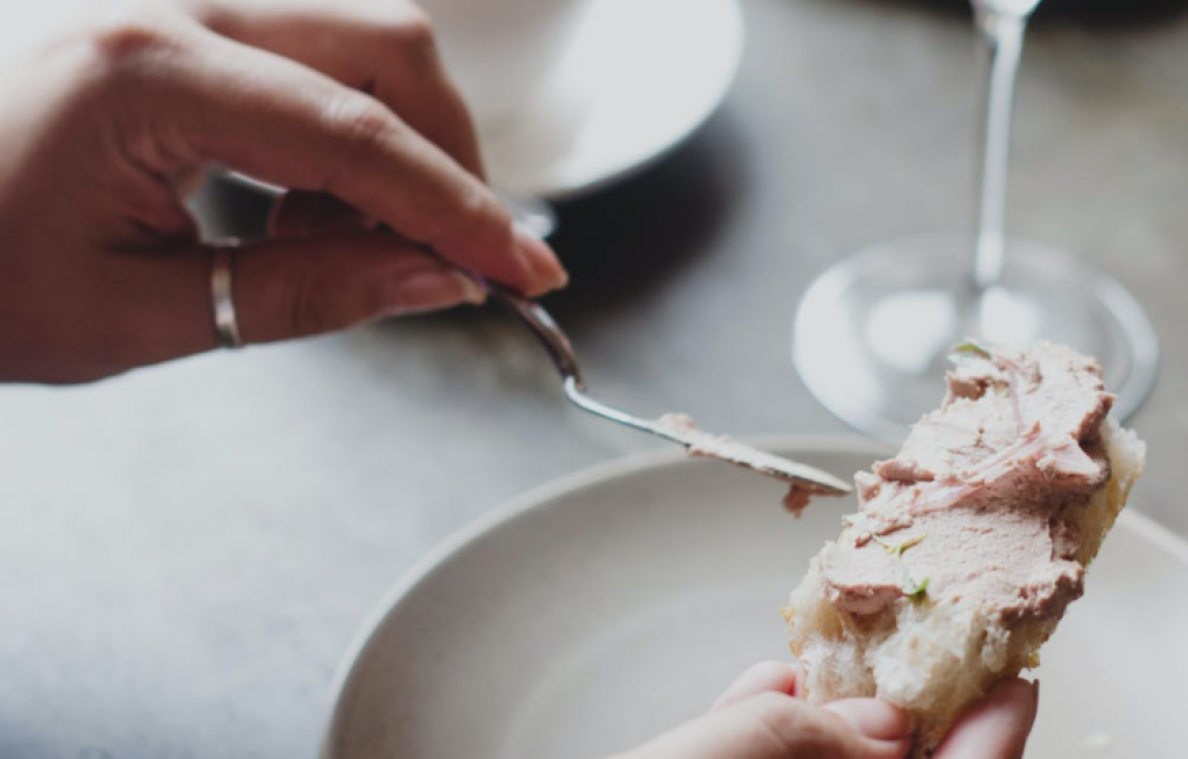 Bejaard koppel krijgt maar niet genoeg van heerlijke ‘paté’, maar dat blijkt iets helemaal anders te zijn ... : «Ik lachte me dood» (foto)